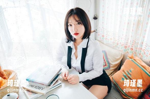 走出经典：Son Ye Eun的高跟鞋照片，让你不敢眨眼！
